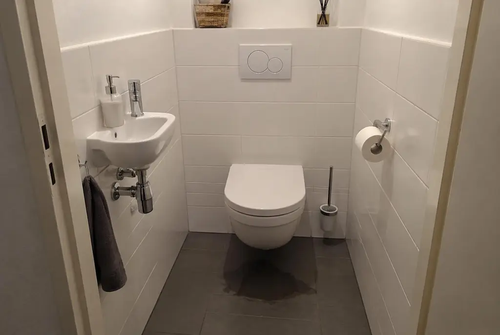 Lekdetectie Urk – natte vloer bij een toilet