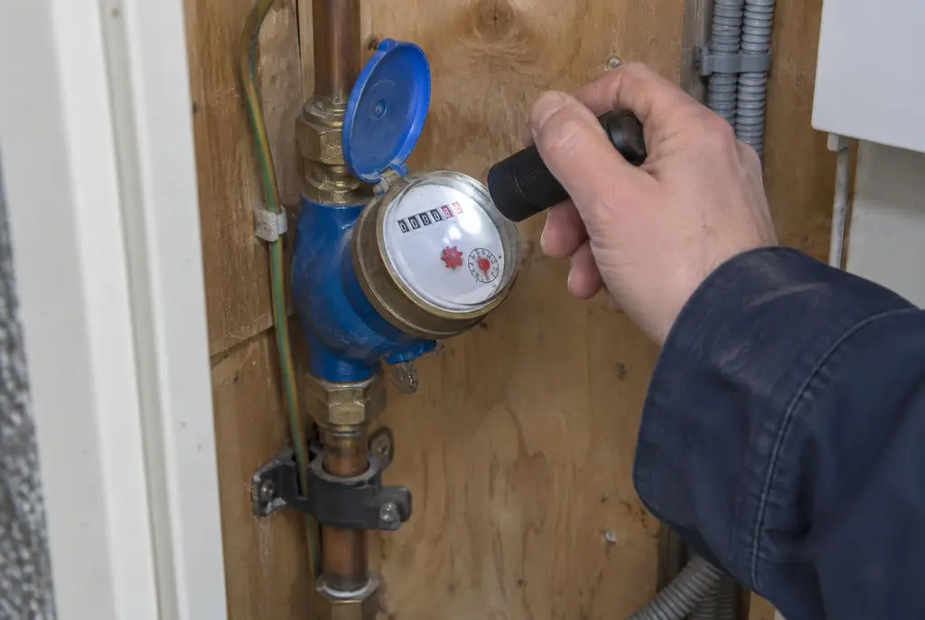 Lekdetectie Urk – watermeter in de meterkast controleren met een zaklamp